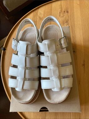 CLARKS Signature Orianna Twist off white leather. Comfort cushion insoles.